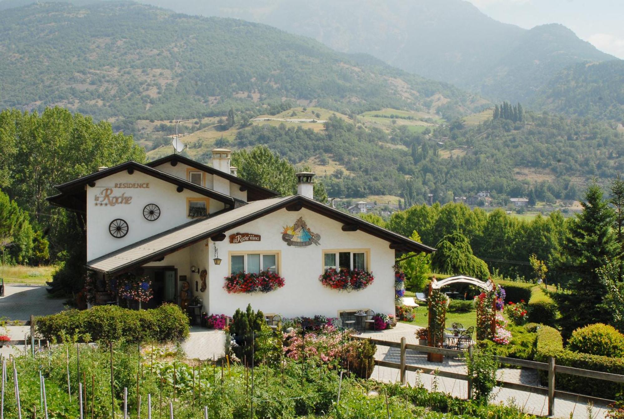 La Roche Hotel Appartments Aosta Bagian luar foto
